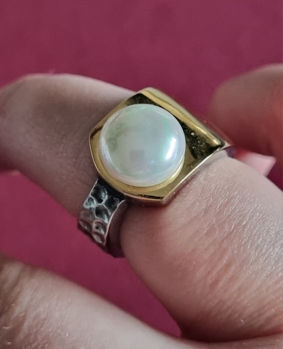 Anel bicolor, em aço, com uma pérola. T17