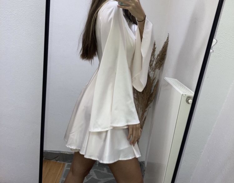 Biała satynowa sukienka