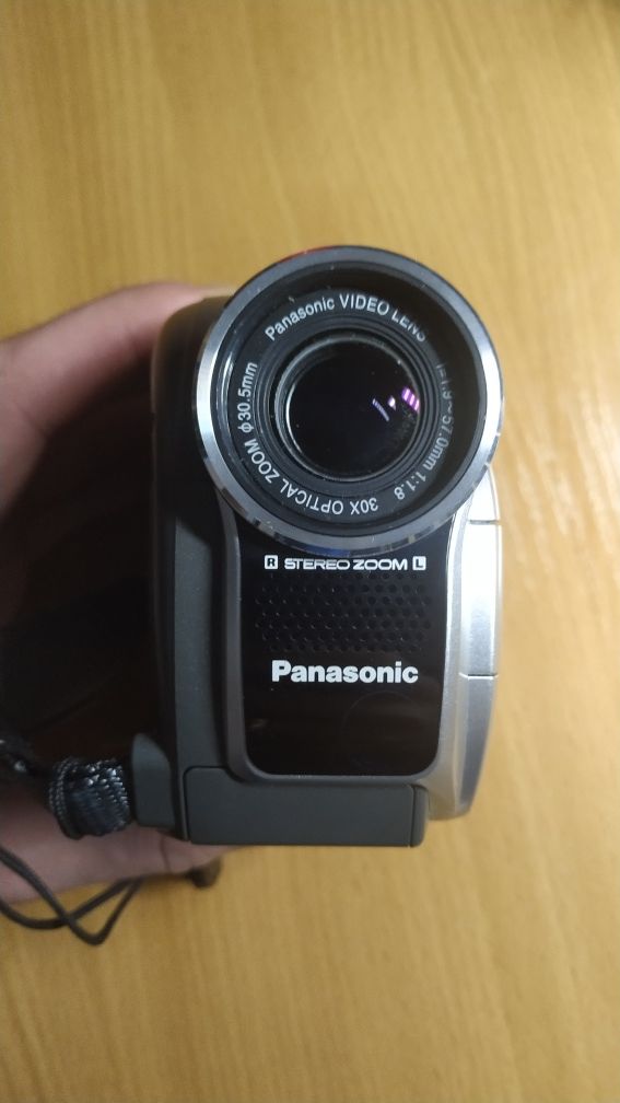Видеокамера PANASONIC VDR-D100