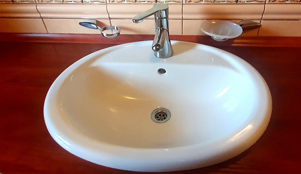 Umywalka nablatowa Kolo, bateria umywalkowa, lustro prostokątne