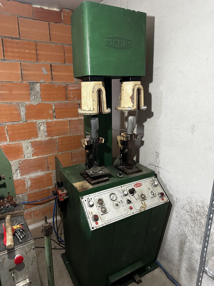 Máquina de moldar contrafortes