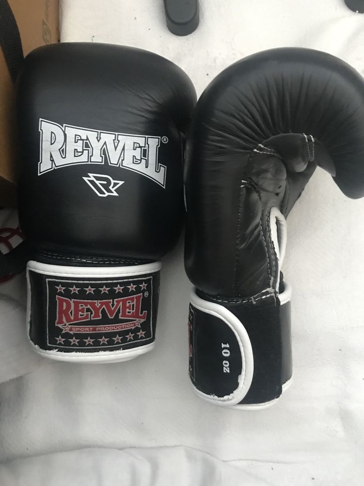 Боксерские перчатки reyvel 10oz кожанные.