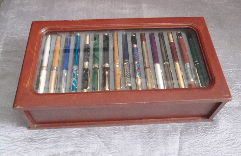 Caixa com 50 canetas