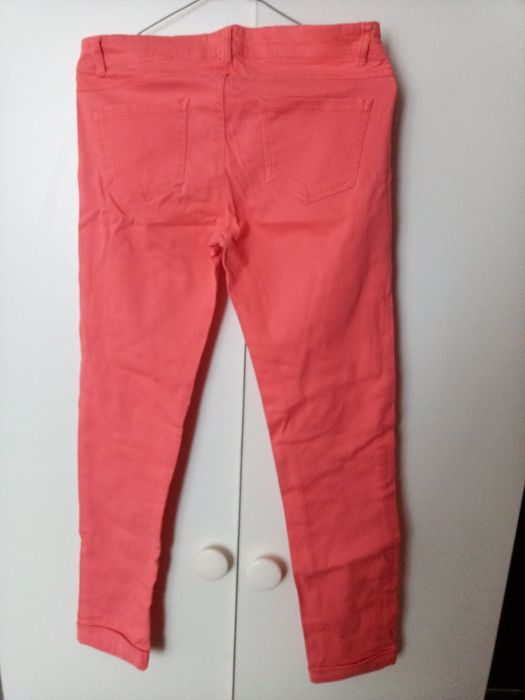 Жіночі червоні джинси.