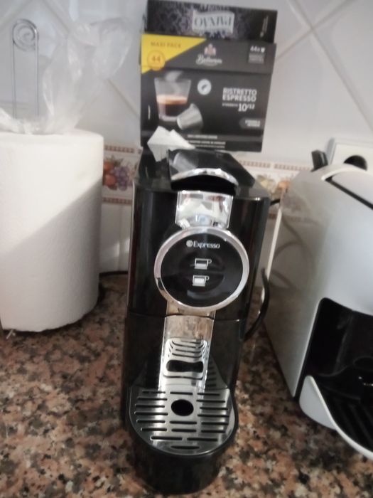 Máquina de café expresso quase nova