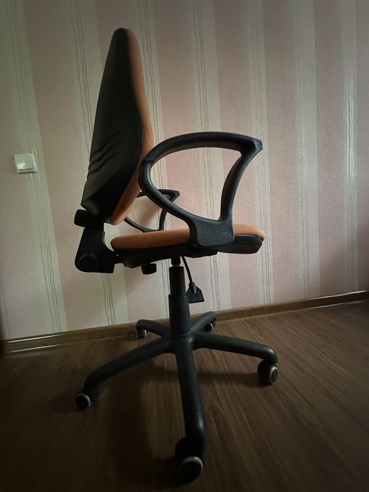 Крісло офісне на колесах, кресло, стул на колесах