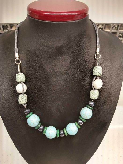 Naszyjnik howlit/lawa