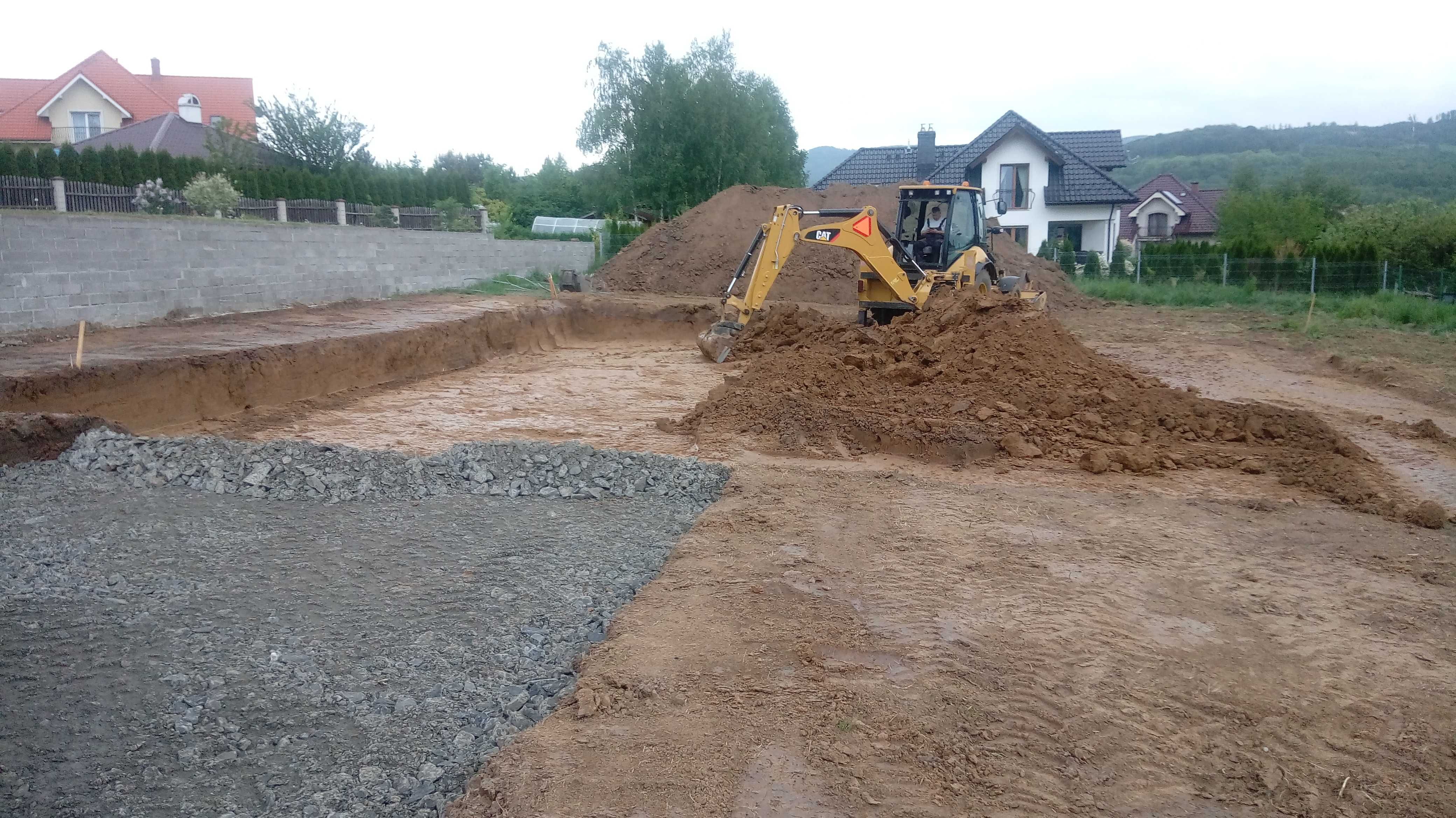 USŁUGI KOPARKO-ŁADOWARKĄ CATerpillar Transport Piach Żwir Tłuczeń