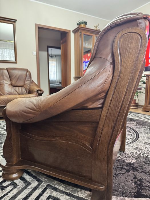 Zestaw wypoczynkowy skórzanych mebli na drewnianym stelarzu 3+2+1