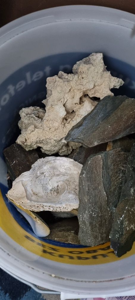 Piasek do akwarium z łupkiem.i skała