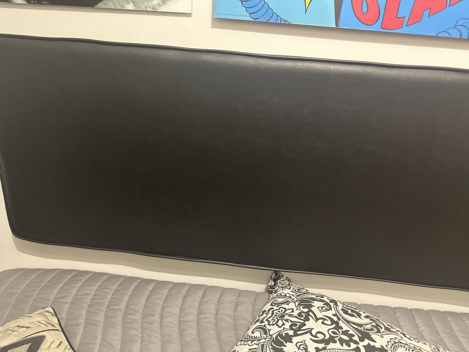 Vendo cabeceira de pele preta e estrutura cama