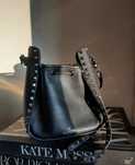 Valentino Garavani czarna torebka oryginalna skórzana crossbody z ćwi