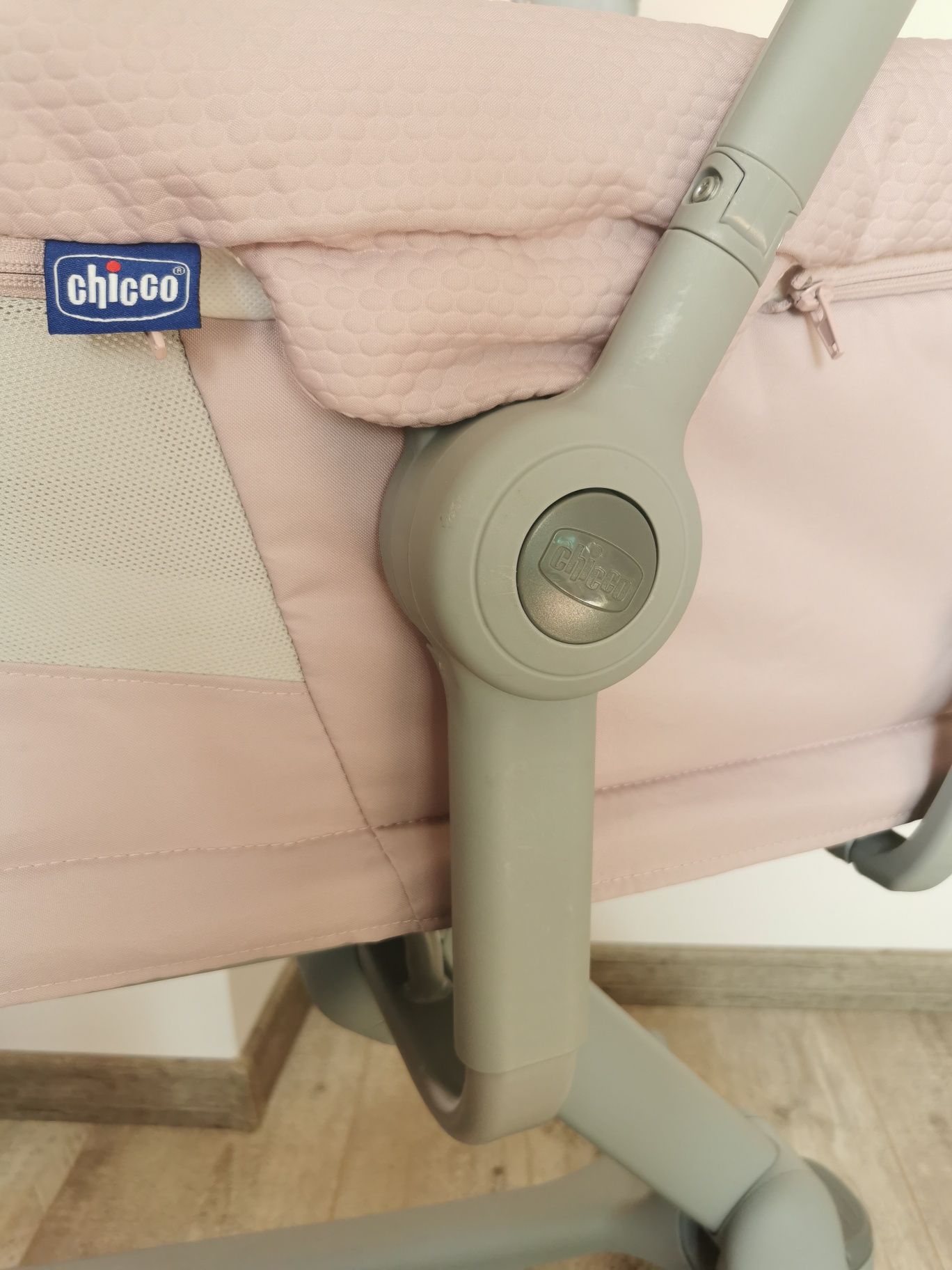 Chicco Łóżeczko Baby Hug AIR 4w1 Rose + materac + komplet w kwiaty