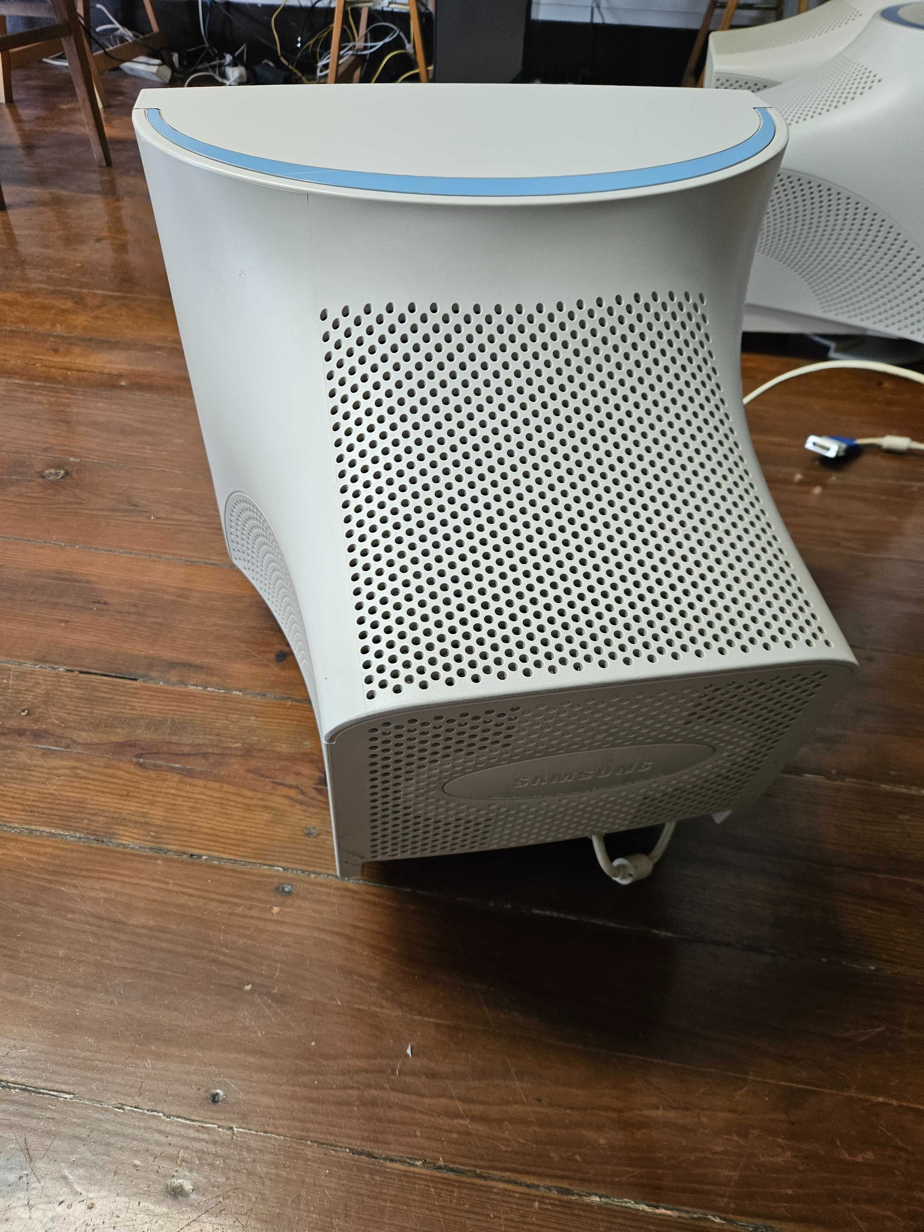 Ecrã CRT - Samsung Syncmaster 957P S 19" 1920 x 1440 - A funcionar