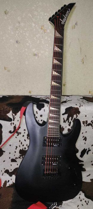 Гитара Jackson с рычагом тремоло