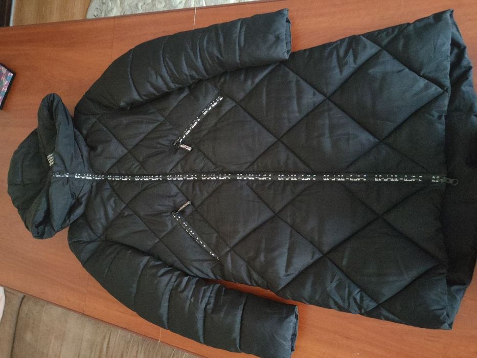 Чорна зимова довга куртка