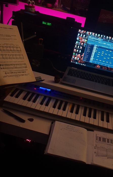 Уроки гітари на студії звукозапису.