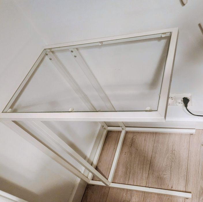 IKEA VITTSJÖ stolik szklany blat 
Stolik pod laptopa, czarnobrąz