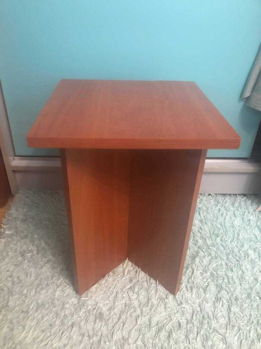 Табуретка коричнево-рудого кольору