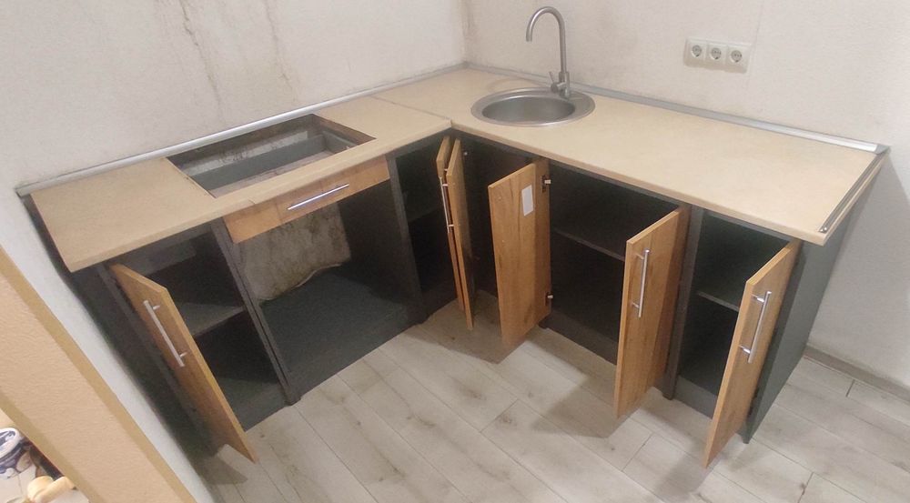 Продам кухню 180/190/85 глубина столешницы 60