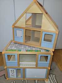 Drewniany domek dla lalek z akcesoriami.