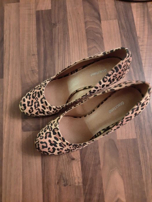 Pantera - buty damskie na obcasie z ekozamszu rozm.40 nienoszone