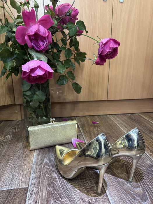 Золоті туфлі лодочки розмір 39, клач в подарунок