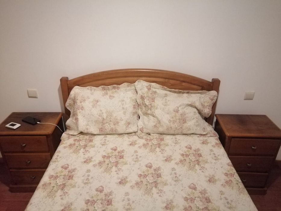 Cama de Casal com mesinhas