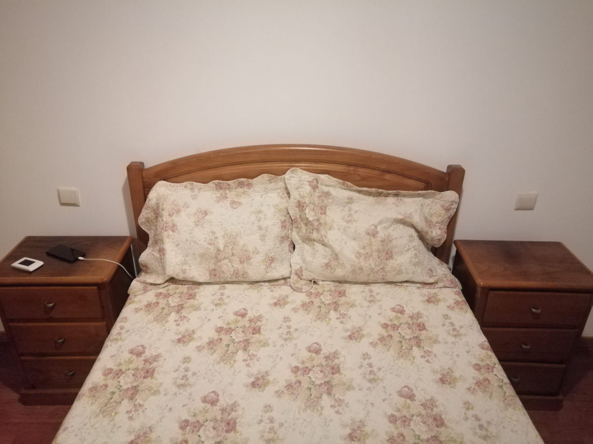 Cama de Casal com mesinhas