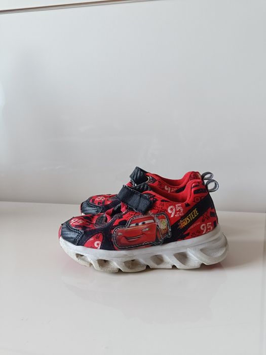 Świecące buty chłopięce