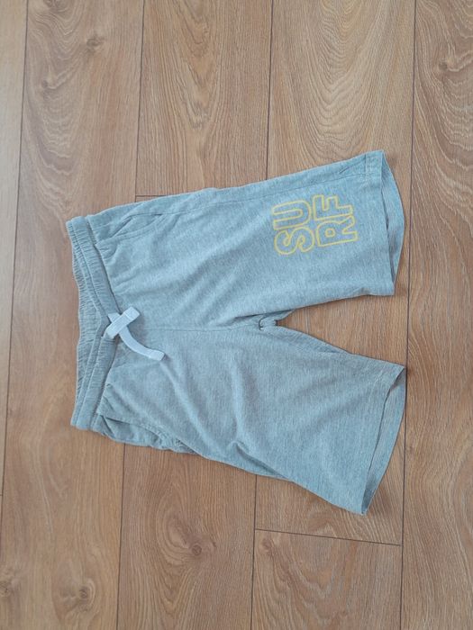 Fajne szorty - jak nowe 146