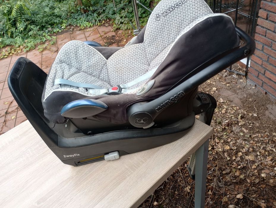 Dwa foteliki Maxi Cosi z Bazą