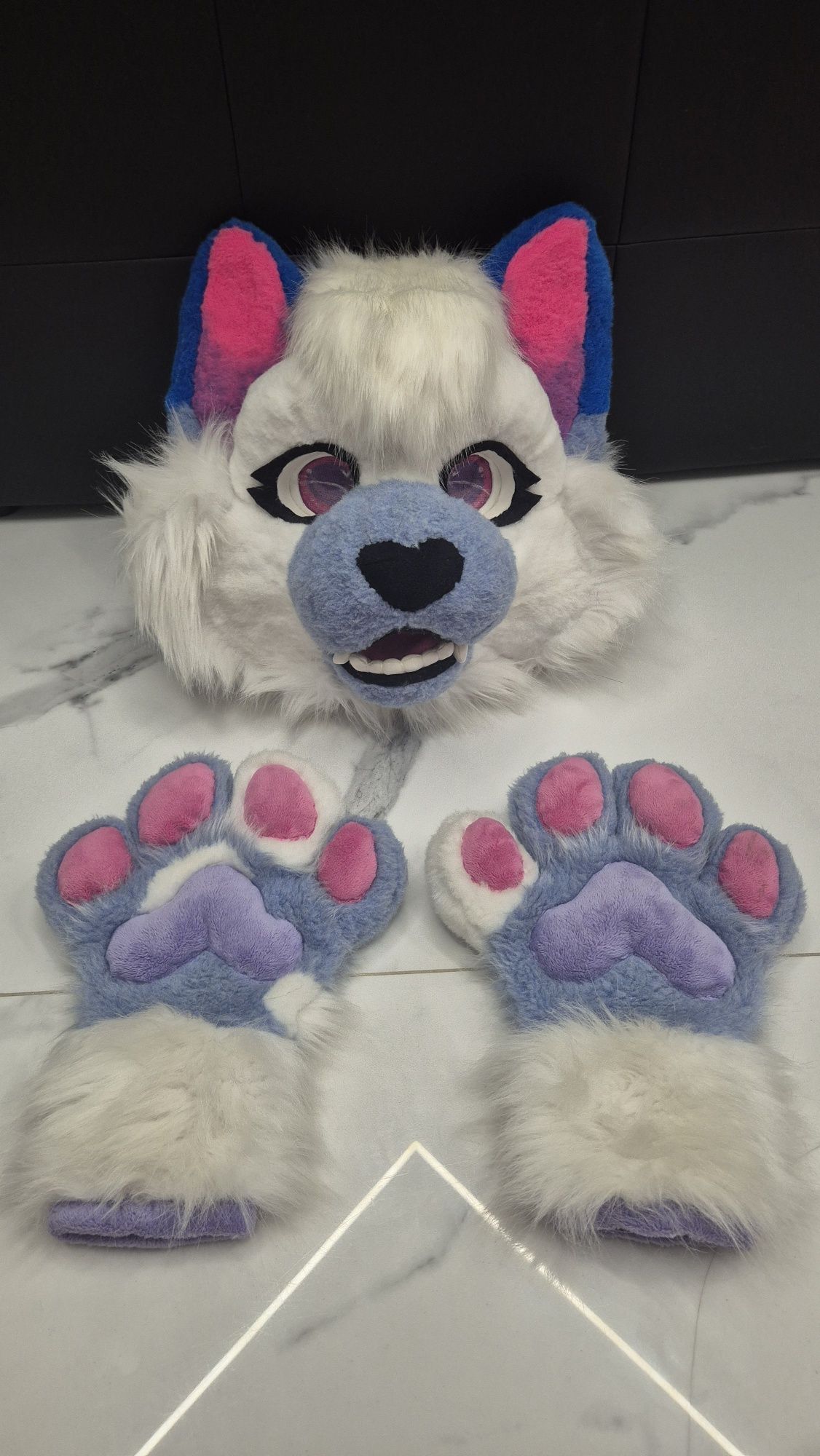 Furry kot z łapami