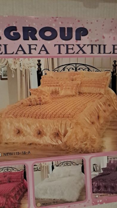 Покривало з двома подушками для двоспального ліжка.