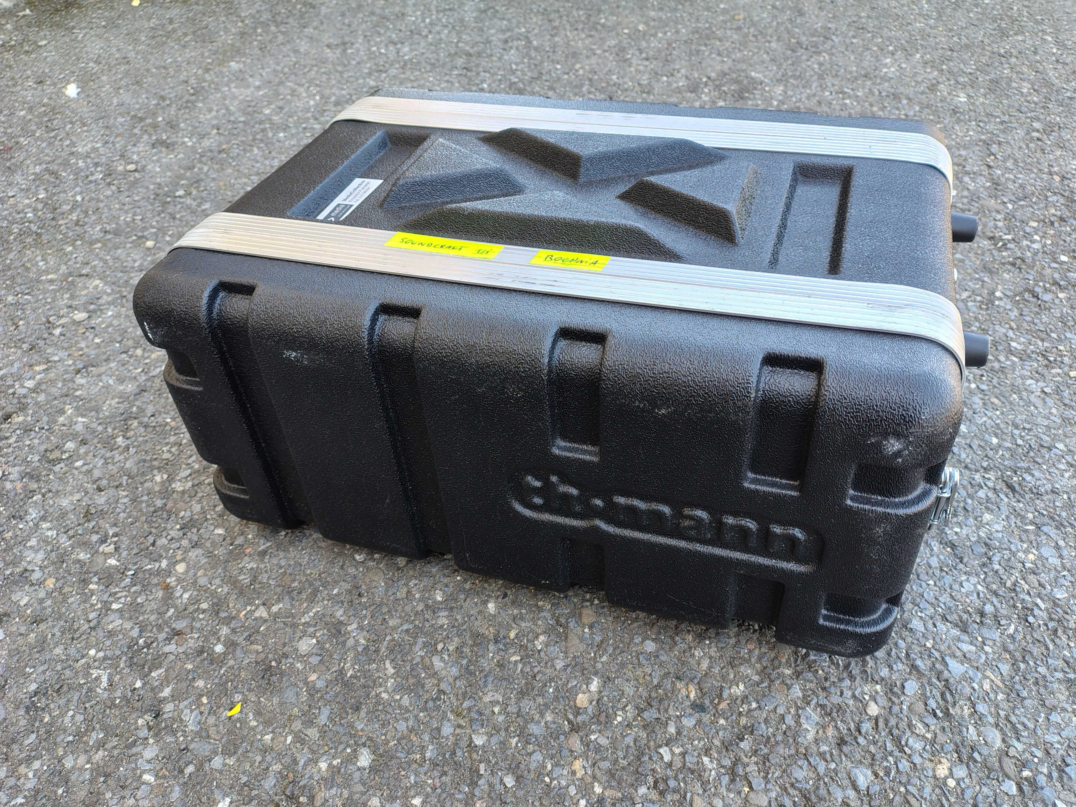 Soundcraft Ui24R w case