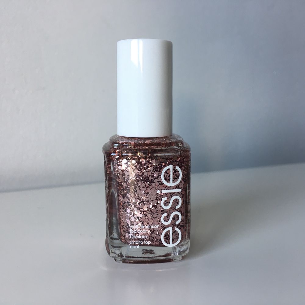 Lakier do paznokci top coat Essie A Cut Above z brokatem różowy