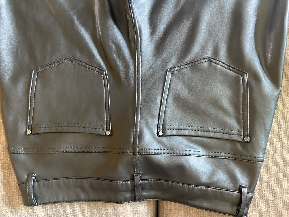 Calça preta de napa forrada por dentro com tecido termico