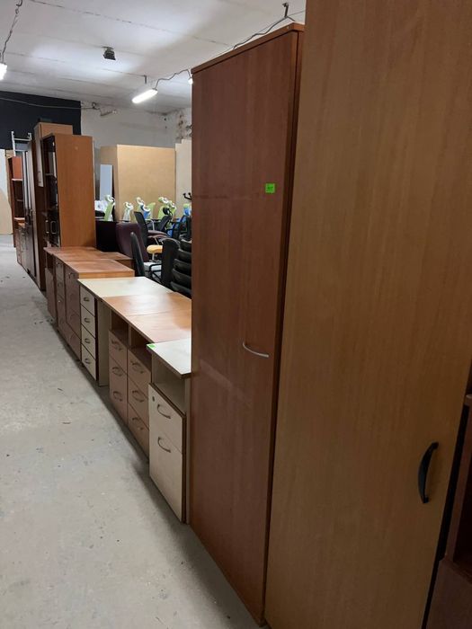 Распродажа Офисная мебель тумбы столы шкафы Стелажи Кресла