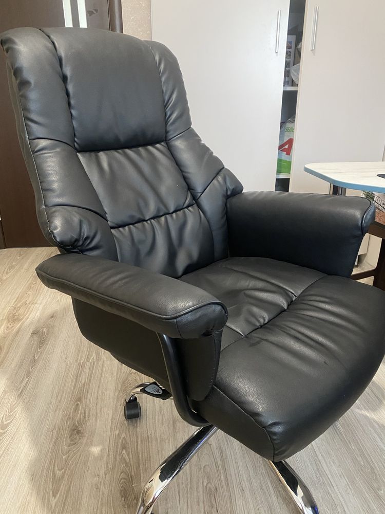 Продам кресло (офисное, кресло руководителя)