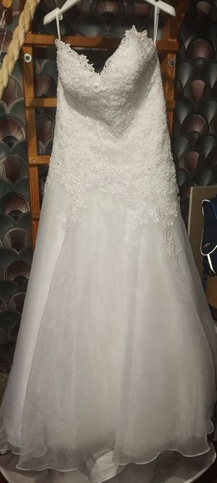 Свадебное платье с длинным шлейфом