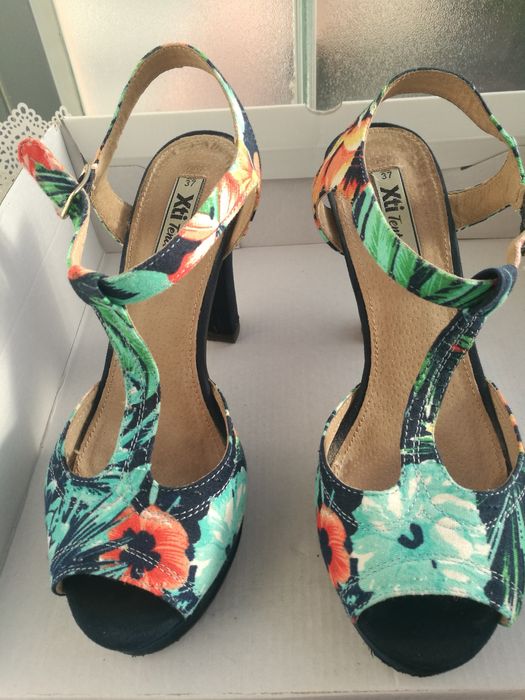 2 pares de sapatos de senhora