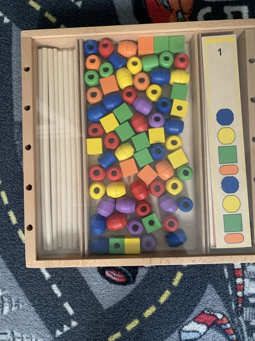 Drewniane koraliki do nawlekania Montessori