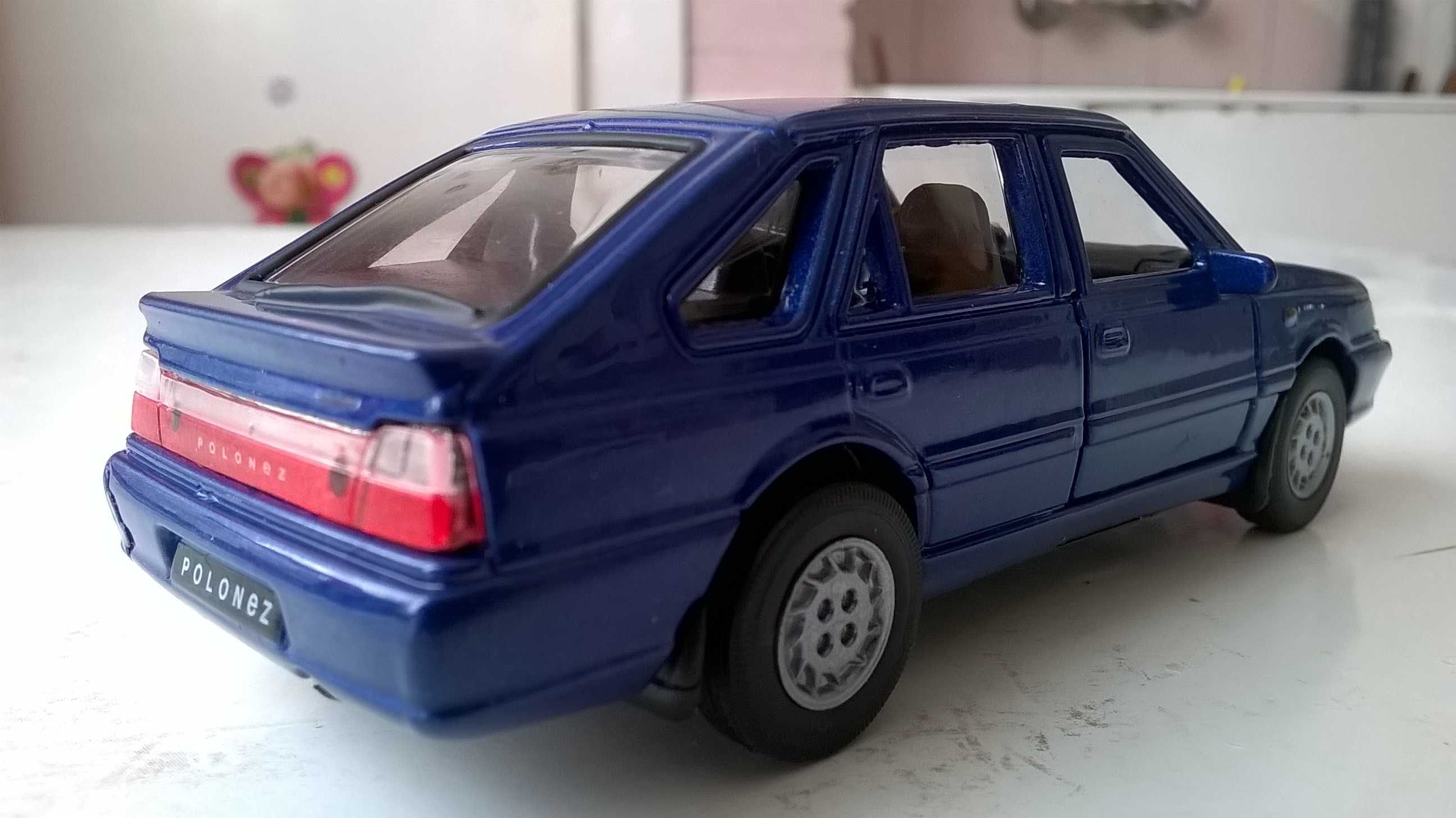 Polonez CARO PLUS model wersja sedan; skala 1:43; metalowo-plastikowy