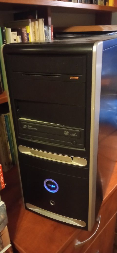 Komputer PC leciwy działajacy