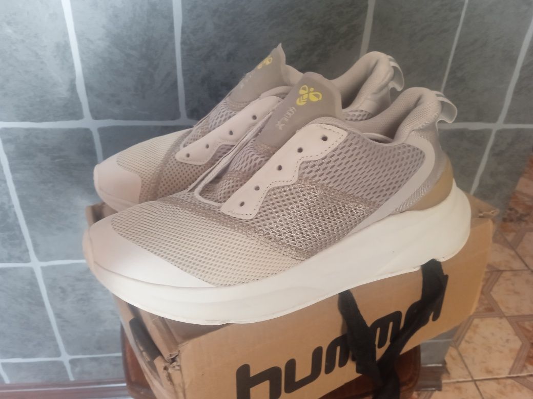 Кросівки hummel.