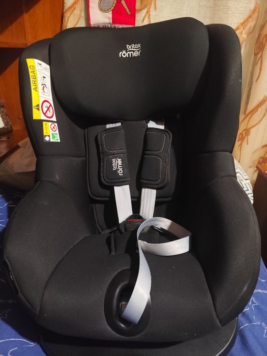Cadeira de bebê da marca Britax Romer em azul escuro, muito confortáve