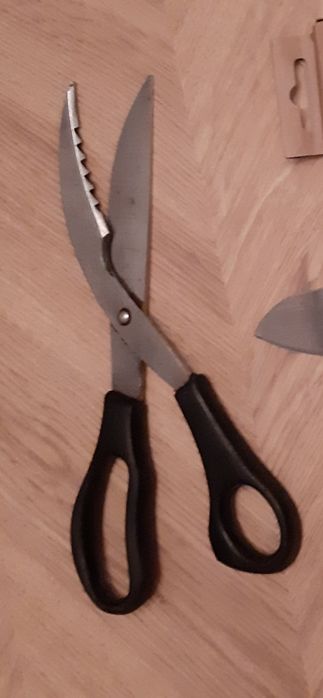 Różne przybory kuchenne i akcesoria domowe.