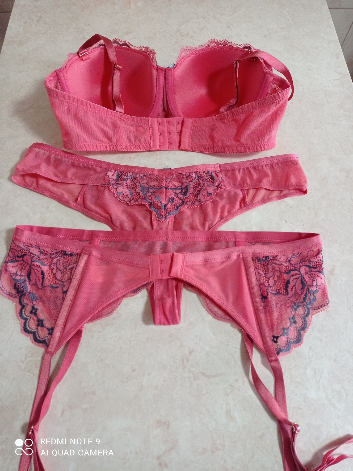 Komplet zestaw bielizny 80 C Hunkemoller biustonosz stringi pas
