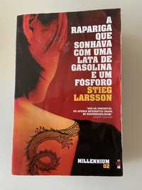 Livro: A rapariga que sonhava com uma lata de gasolina e um fósforo