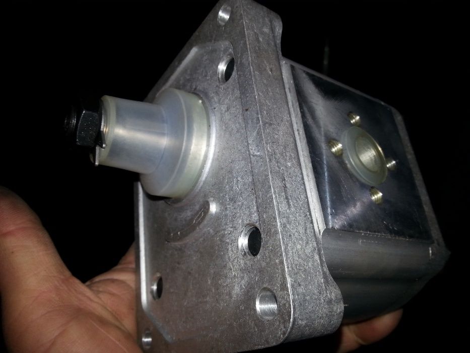 Części do Ładowarki TIH 445 pompa Hydrauliczna wody zasilająca paliwa